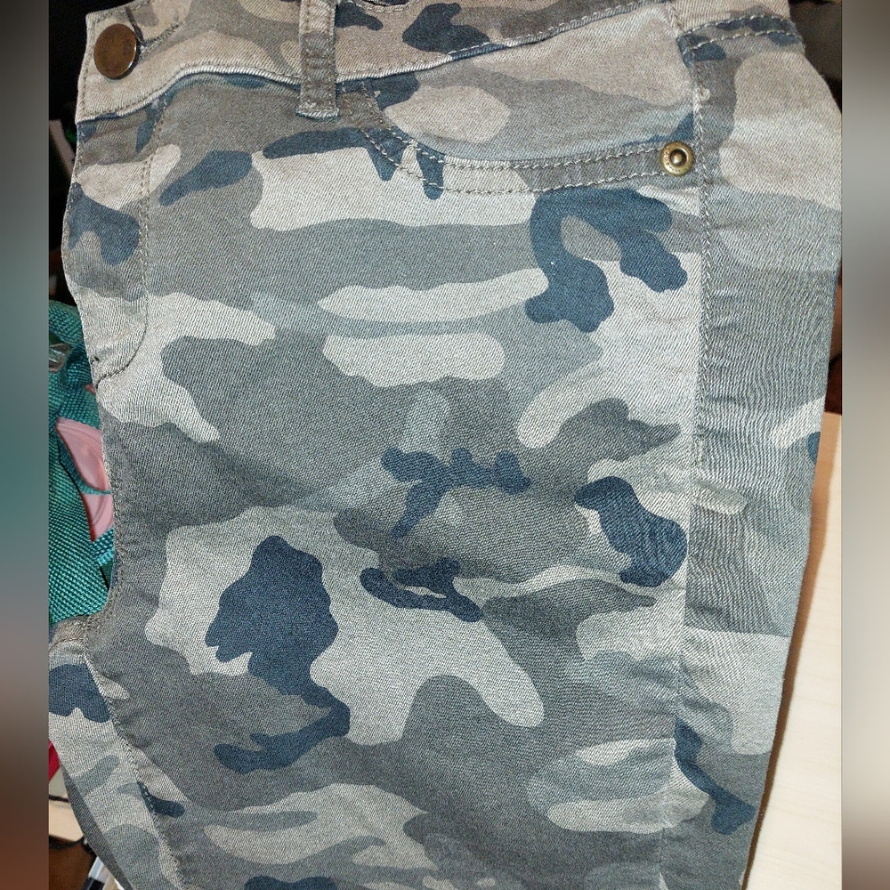 New York & Company Skinny Camouflage Pants NEVER WORN